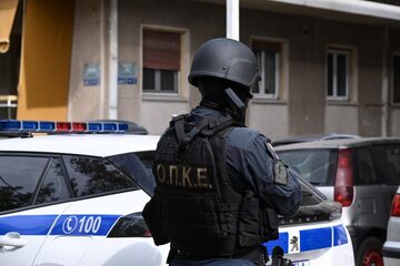 house; Neos Kosmos; police; riot police cordon; security; Αστυνομία; Νέος Κόσμος; ΟΠΚΕ; αστυνομία; αστυνομικός κλοιός; κατοικία; μέτρα ασφαλείας; σπίτι;